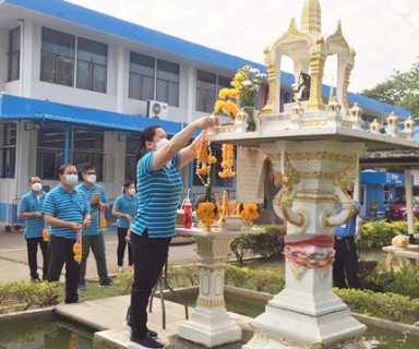 ไฟล์แนบ การประปาส่วนภูมิภาคสาขาลำพูน  จัดกิจกรรมเนื่องในวันคล้ายวันสถาปนาการประปาส่วนภูมิภาค ครบรอบ 43 ปี                  ..................................... วันจันทร์ที่ 28 กุมภาพันธ์ พ.ศ.2565 การประปาส่วนภูมิภาคสาขาลำพูน นำโดยนายพรพจน์  ฑีฆายุ ผู้จัดการการประปาส่วนภูมิภาคสาขาลำพูน พร้อมด้วยหัวหน้างาน และพนักงานในสังกัด จัดกิจกรรมเนื่องในวันคล้ายวันสถาปนาการประปาส่วนภูมิภาค ครบรอบ 43 ปี ณ สำนักงานการประปาส่วนภูมิภาคสาขาลำพูน สถานีผลิตน้ำ และหน่วยบริการ  โดยกิจกรรมในครั้งนี้ ประกอบด้วย พิธีสักการะพระแม่ธรณีวิสุทธิสรรพสักขีบารมีธำรงชล และศาลพระภูมิ เพื่อความเป็นสิริมงคล และสร้างขวัญกำลังใจให้แก่พนักงานในสังกัด เสริมสร้างบรรยากาศที่ดีและความผูกพันในองค์กร 