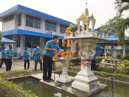 ไฟล์แนบ การประปาส่วนภูมิภาคสาขาลำพูน  จัดกิจกรรมเนื่องในวันคล้ายวันสถาปนาการประปาส่วนภูมิภาค ครบรอบ 43 ปี                  ..................................... วันจันทร์ที่ 28 กุมภาพันธ์ พ.ศ.2565 การประปาส่วนภูมิภาคสาขาลำพูน นำโดยนายพรพจน์  ฑีฆายุ ผู้จัดการการประปาส่วนภูมิภาคสาขาลำพูน พร้อมด้วยหัวหน้างาน และพนักงานในสังกัด จัดกิจกรรมเนื่องในวันคล้ายวันสถาปนาการประปาส่วนภูมิภาค ครบรอบ 43 ปี ณ สำนักงานการประปาส่วนภูมิภาคสาขาลำพูน สถานีผลิตน้ำ และหน่วยบริการ  โดยกิจกรรมในครั้งนี้ ประกอบด้วย พิธีสักการะพระแม่ธรณีวิสุทธิสรรพสักขีบารมีธำรงชล และศาลพระภูมิ เพื่อความเป็นสิริมงคล และสร้างขวัญกำลังใจให้แก่พนักงานในสังกัด เสริมสร้างบรรยากาศที่ดีและความผูกพันในองค์กร 