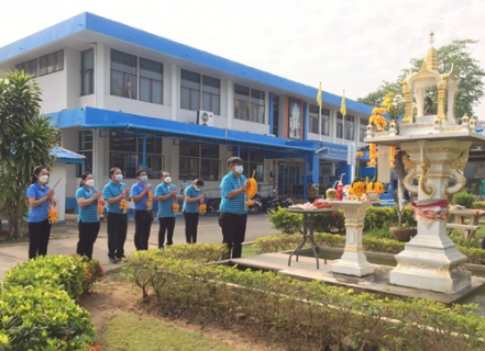 ไฟล์แนบ การประปาส่วนภูมิภาคสาขาลำพูน  จัดกิจกรรมเนื่องในวันคล้ายวันสถาปนาการประปาส่วนภูมิภาค ครบรอบ 43 ปี                  ..................................... วันจันทร์ที่ 28 กุมภาพันธ์ พ.ศ.2565 การประปาส่วนภูมิภาคสาขาลำพูน นำโดยนายพรพจน์  ฑีฆายุ ผู้จัดการการประปาส่วนภูมิภาคสาขาลำพูน พร้อมด้วยหัวหน้างาน และพนักงานในสังกัด จัดกิจกรรมเนื่องในวันคล้ายวันสถาปนาการประปาส่วนภูมิภาค ครบรอบ 43 ปี ณ สำนักงานการประปาส่วนภูมิภาคสาขาลำพูน สถานีผลิตน้ำ และหน่วยบริการ  โดยกิจกรรมในครั้งนี้ ประกอบด้วย พิธีสักการะพระแม่ธรณีวิสุทธิสรรพสักขีบารมีธำรงชล และศาลพระภูมิ เพื่อความเป็นสิริมงคล และสร้างขวัญกำลังใจให้แก่พนักงานในสังกัด เสริมสร้างบรรยากาศที่ดีและความผูกพันในองค์กร 