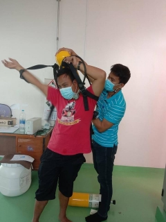 ไฟล์แนบ กปภ.สาขาสมุทรสงคราม บำรุงรักษาเครื่องจ่ายแก๊สคลอรีน, ตรวจสอบความพร้อมใช้งานอุปกรณ์ป้องกัน พร้อมทบทวนการปฎิบัติงานแก่พนักงานในสังกัดงานผลิต ณ สถานีจ่ายน้ำนางตะเคียน