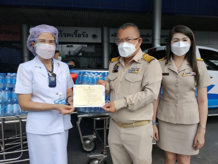 ไฟล์แนบ กปภ.สาขาสมุทรสาคร มอบน้ำดื่มบรรจุขวดให้แก่โรงพยาบาลสมุทรสาคร เพื่อรองรับการให้บริการผู้ป่วยติดเชื้อ Covid-19