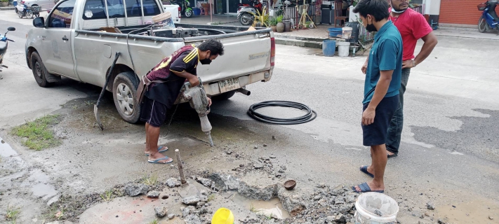 ไฟล์แนบ วันศุกร์ที่ 18 มีนาคม 2565 การประปาส่วนภูมิภาคสาขากาญจนดิษฐ์ ภายใต้การนำของ นายสุรพงศ์ สมหวัง ผู้จัดการการประปาส่วนภูมิภาคสาขากาญจนดิษฐ์ มอบหมายให้พนักงานเจ้าหน้าที่ งานบริการและควบคุมน้ำสูญเสียเร่งดำเนินการปิดจุดรั่ว และเพิ่มแรงดันให้ลูกค้าเขตพื้นที่บริการเทศบาลเมืองดอนสัก เพื่อลดน้ำสูญเสียในระบบจำหน่ายต่อไป