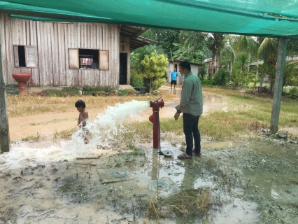 ไฟล์แนบ การประปาส่วนภูมิภาค สาขากาญจนดิษฐ์ ลงพื้นที่ ทำความสะอาด ระบายตะกอนในเส้นท่อจ่ายน้ำ ผ่านหัวดับเพลิงและท่อหน้ามาตรประจำเดือน