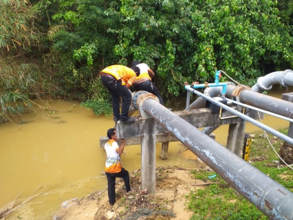 ไฟล์แนบ วันพฤหัสบดีที่ 7 เมษษยน 2565 นายสุรพงศ์ สมหวัง ผู้จัดการการประปาส่วนภูมิภาคสาขากาญจนดิษฐ์มอบหมายงานผลิต เร่งดำเนินการแก้ไขและท่อสูบน้ำดิบแรงต่ำ สถานีผลิตน้ำบ้านน้ำฉา หน่วยบริการดอนสัก ที่เกิดการชำรุดเสียหาย จากกรณีฝนตกหนักและน้ำหลากและมีขยะและเศษไม้มาปะทะกับท่อแรงต่ำทำให้ท่อสูบน้ำแรงต่ำชำรุด งานผลิตได้ดำเนินการแก้ไขและสามรถสูบน้ำดิบได้ตามปกติ และเพื่อความต่อเนื่องในการจ่ายน้ำประปาเข้าระบบจ่ายน้ำต่อไป