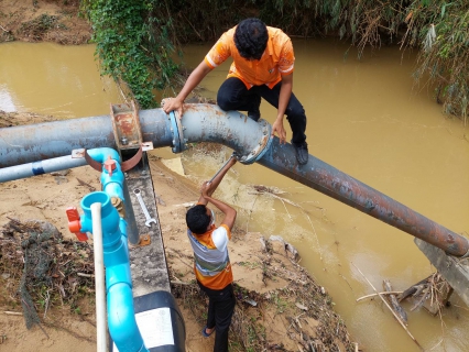 ไฟล์แนบ วันพฤหัสบดีที่ 7 เมษษยน 2565 นายสุรพงศ์ สมหวัง ผู้จัดการการประปาส่วนภูมิภาคสาขากาญจนดิษฐ์มอบหมายงานผลิต เร่งดำเนินการแก้ไขและท่อสูบน้ำดิบแรงต่ำ สถานีผลิตน้ำบ้านน้ำฉา หน่วยบริการดอนสัก ที่เกิดการชำรุดเสียหาย จากกรณีฝนตกหนักและน้ำหลากและมีขยะและเศษไม้มาปะทะกับท่อแรงต่ำทำให้ท่อสูบน้ำแรงต่ำชำรุด งานผลิตได้ดำเนินการแก้ไขและสามรถสูบน้ำดิบได้ตามปกติ และเพื่อความต่อเนื่องในการจ่ายน้ำประปาเข้าระบบจ่ายน้ำต่อไป