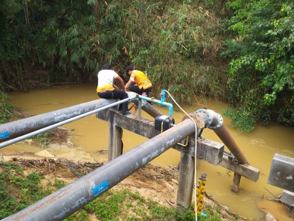 ไฟล์แนบ วันพฤหัสบดีที่ 7 เมษษยน 2565 นายสุรพงศ์ สมหวัง ผู้จัดการการประปาส่วนภูมิภาคสาขากาญจนดิษฐ์มอบหมายงานผลิต เร่งดำเนินการแก้ไขและท่อสูบน้ำดิบแรงต่ำ สถานีผลิตน้ำบ้านน้ำฉา หน่วยบริการดอนสัก ที่เกิดการชำรุดเสียหาย จากกรณีฝนตกหนักและน้ำหลากและมีขยะและเศษไม้มาปะทะกับท่อแรงต่ำทำให้ท่อสูบน้ำแรงต่ำชำรุด งานผลิตได้ดำเนินการแก้ไขและสามรถสูบน้ำดิบได้ตามปกติ และเพื่อความต่อเนื่องในการจ่ายน้ำประปาเข้าระบบจ่ายน้ำต่อไป