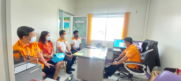 ไฟล์แนบ วันพฤหัสบดีที่ 21 เมษายน 2564 นายสุรพงศ์ สมหวัง ผู้จัดการ กปภ.สาขากาญจนดิษฐ์ พร้อมหัวหน้างานอำนวยการ หัวหน้างานผลิต หัวหน้างานจัดเก็บรายได้และพนักงานในสังกัด เข้าพบปะพูดคุยกับผู้ใช้น้ำรายใหญ่ ในเขตพื้นที่ให้บริการน้ำประปา ของ กปภ.สาขากาญจนดิษฐ์ ในเขตพื้นที่อำเภอดอนสัก จังหวัดสุราษฎร์ธานี ในส่วนของกิจกรรมนี้ได้ลงพื้น พบปะพูดคุยกับนายจักรพงศ์ ขวยไพบูลย์ ผู้จัดการการไฟฟ้าส่วนภูมิภาคสาขาย่อยอำเภอดอนสัก  โดยได้พูดคุยปัญหาและอุปสรรคในการดำเนินงาน ปัญหาข้อเสนอแนะ และแนะนำการ บริการข้อมูลค่าน้ำประปา ผ่านแอปพลิเคชัน Line มือถือ