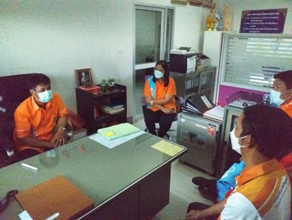ไฟล์แนบ วันพฤหัสบดีที่ 21 เมษายน 2564 นายสุรพงศ์ สมหวัง ผู้จัดการ กปภ.สาขากาญจนดิษฐ์ พร้อมหัวหน้างานอำนวยการ หัวหน้างานผลิต หัวหน้างานจัดเก็บรายได้และพนักงานในสังกัด เข้าพบปะพูดคุยกับผู้ใช้น้ำรายใหญ่ ในเขตพื้นที่ให้บริการน้ำประปา ของ กปภ.สาขากาญจนดิษฐ์ ในเขตพื้นที่อำเภอดอนสัก จังหวัดสุราษฎร์ธานี ในส่วนของกิจกรรมนี้ได้ลงพื้น พบปะพูดคุยกับนายจักรพงศ์ ขวยไพบูลย์ ผู้จัดการการไฟฟ้าส่วนภูมิภาคสาขาย่อยอำเภอดอนสัก  โดยได้พูดคุยปัญหาและอุปสรรคในการดำเนินงาน ปัญหาข้อเสนอแนะ และแนะนำการ บริการข้อมูลค่าน้ำประปา ผ่านแอปพลิเคชัน Line มือถือ