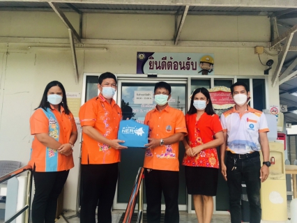 ไฟล์แนบ วันพฤหัสบดีที่ 21 เมษายน 2564 นายสุรพงศ์ สมหวัง ผู้จัดการ กปภ.สาขากาญจนดิษฐ์ พร้อมหัวหน้างานอำนวยการ หัวหน้างานผลิต หัวหน้างานจัดเก็บรายได้และพนักงานในสังกัด เข้าพบปะพูดคุยกับผู้ใช้น้ำรายใหญ่ ในเขตพื้นที่ให้บริการน้ำประปา ของ กปภ.สาขากาญจนดิษฐ์ ในเขตพื้นที่อำเภอดอนสัก จังหวัดสุราษฎร์ธานี ในส่วนของกิจกรรมนี้ได้ลงพื้น พบปะพูดคุยกับนายจักรพงศ์ ขวยไพบูลย์ ผู้จัดการการไฟฟ้าส่วนภูมิภาคสาขาย่อยอำเภอดอนสัก  โดยได้พูดคุยปัญหาและอุปสรรคในการดำเนินงาน ปัญหาข้อเสนอแนะ และแนะนำการ บริการข้อมูลค่าน้ำประปา ผ่านแอปพลิเคชัน Line มือถือ