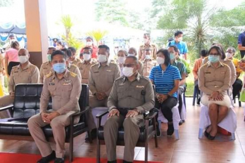 ไฟล์แนบ การประปาส่วนภูมิภาคสาขาคลองท่อม มอบน้ำดื่มบรรจุขวดตราสัญลักษณ์ กปภ. จำนวน 300 ขวด ประจำจุดบริการน้ำดื่มเพื่อบริการประชาชนที่เข้าร่วมโครงการจังหวัดกระบี่เคลื่อนที่ ครั้งที่ 4 อำเภอลำทับ บูรณาการรัฐเอกช
