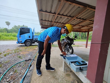 ไฟล์แนบ วันอังคาร ที่ 3 พฤษภาคม  2565 นายสุรพงศ์ สมหวัง ผจก.กปภ.สาขากาญจนดิษฐ์  มอบหมายให้พนักงานในสายงานผลิต ออกพื้นที่ตรวจสอบคุณภาพน้ำประปา โดยการตรวจวัดค่าคลอรีน ค่าความขุ่นในน้ำประปา  ณ ตลาดบ้านใน  บ้านคอกช้าง ตำบลปากแพรก  อำเภอดอนสัก และตลาดกาญจนดิษฐ์  ตลาดท่าทองใหม่ อำเภอกาญจนดิษฐ์ โดยเป็นการตรวจสอบและควบคุมคุณภาพน้ำประปาในระบบจ่าย ตามโครงการจัดการน้ำสะอาด (WSP) ตามจุดควบคุมตรวจสอบตามแผนที่กำหนด  ผลการตรวจสอบคุณภาพน้ำเป็นไปตามเกณฑ์มาตรฐาน กปภ.