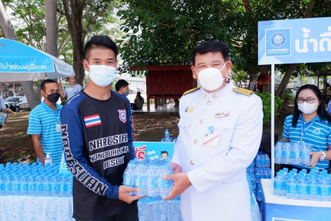 ไฟล์แนบ กปภ.ข.7 และ กปภ.สาขาหนองบัวลำภู สนับสนุนน้ำดื่มตราสัญลักษณ์ กปภ. แก่ประชาชนที่ร่วมเฝ้าฯ รับเสด็จ พระบาทสมเด็จพระเจ้าอยู่หัว และสมเด็จพระนางเจ้า ฯ พระบรมราชินี