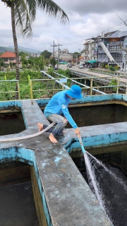ไฟล์แนบ กปภ.สาขาระนอง ดำเนินการตามแผน ล้างถังตกตะกอนโรงกรองน้ำสำนักงาน