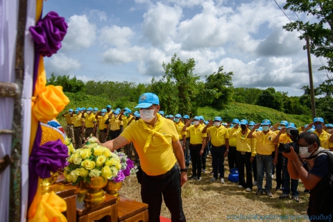 ไฟล์แนบ ในศุกร์วันที่ 3 มิถุนายน 2565 การประปาส่วนภูมิภาคสาขากาญจนดิษฐ์ ภายใต้การบริหารงานโดยนายสุรพงศ์ สมหวัง ผู้จัดการการประปาส่วนภูมิภาคสาขากาญจนดิษฐ์ มอบหมายพนักงานเจ้าหน้าที่ในสังกัด เข้าร่วมกิจกรรมจิตอาศาเฉลิมพระเกียรติสมเด็จพระนางเจ้าฯพระบรมราชินี เนื่องในโอกาสวันเฉลิมพระชนมพรรษา ภายใต้กิจกรรม "จิตอาสาพัฒนาแหล่งน้ำสระหนองใหญ่" ณ บริเวณสระน้ำหนองใหญ่ หมู่ที่ 9 ตำบลกรูด อำเภอกาญจนดิษฐ์ จังหวัดสุราษฎร์ธานี เพื่อให้ประชาชนทุกภาคส่วนได้ร่วมแสดงความจงรักภักดีและน้อมรำลึกในพระมหากรุณาธิคุณ  โดยทางการประปาส่วนภูมิภาคสาขากาญจนดิษฐ์ได้เข้าร่วมกิจกรรมและแจกน้ำดื่มตราสัญญาลักษ์ กปภ. ให้กับผู้เข้าร่วมกิจกรรมดังกล่าว