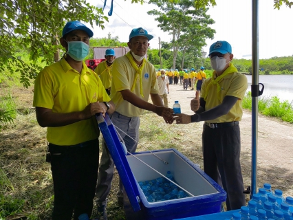ไฟล์แนบ ในศุกร์วันที่ 3 มิถุนายน 2565 การประปาส่วนภูมิภาคสาขากาญจนดิษฐ์ ภายใต้การบริหารงานโดยนายสุรพงศ์ สมหวัง ผู้จัดการการประปาส่วนภูมิภาคสาขากาญจนดิษฐ์ มอบหมายพนักงานเจ้าหน้าที่ในสังกัด เข้าร่วมกิจกรรมจิตอาศาเฉลิมพระเกียรติสมเด็จพระนางเจ้าฯพระบรมราชินี เนื่องในโอกาสวันเฉลิมพระชนมพรรษา ภายใต้กิจกรรม "จิตอาสาพัฒนาแหล่งน้ำสระหนองใหญ่" ณ บริเวณสระน้ำหนองใหญ่ หมู่ที่ 9 ตำบลกรูด อำเภอกาญจนดิษฐ์ จังหวัดสุราษฎร์ธานี เพื่อให้ประชาชนทุกภาคส่วนได้ร่วมแสดงความจงรักภักดีและน้อมรำลึกในพระมหากรุณาธิคุณ  โดยทางการประปาส่วนภูมิภาคสาขากาญจนดิษฐ์ได้เข้าร่วมกิจกรรมและแจกน้ำดื่มตราสัญญาลักษ์ กปภ. ให้กับผู้เข้าร่วมกิจกรรมดังกล่าว