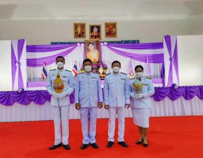 ไฟล์แนบ เนื่องในศุกร์วันที่ 3 มิถุนายน 2565 การประปาส่วนภูมิภาคสาขากาญจนดิษฐ์ ภายใต้การบริหารงานโดยนายสุรพงศ์ สมหวัง ผู้จัดการการประปาส่วนภูมิภาคสาขากาญจนดิษฐ์ และพนักงานในสังกัด เข้าร่วมกิจกรรมเนื่องในโอกาสวันเฉลิมพระชนมพรรษาสมเด็จพระนางเจ้าฯ พระบรมราชินี ประจำปีพุทธศักราช 2565 โดยในเวลา 17.30 ถึง 20.30 น. ได้เข้าร่วมพิธีถวายเครื่องราชสักการะและวางพานพุ่ม และพิธีถวายพระพรชัยมงคล ณ ศาลาประชาคม ที่ว่าการอำเภอกาญจนดิษฐ์  ตำบลกะแดะ อำเภอกาญจนดิษฐ์จังหวัดสุราษฎร์ธานี