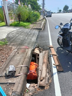 ไฟล์แนบ วันพฤหัสบดีที่ 9 มิถุนายน  2565 การประปาส่วนภูมิภาคสาขากาญจนดิษฐ์ ภายใต้การบริหารงานโดย นายสุรพงศ์  สมหวัง ผู้จัดการการประปาส่วนภูมิภาคสาขากาญจนดิษฐ์  มอบหมายคณะกรรมการลดน้ำสูญเสียด้านกายภาพ ลงพื้นที่สำรวจ หาท่อแตกท่อรั่ว บริเวณพื้นที่  หน้าอำเภอกาญจนดิษฐ์  สามแยกคูหา ตำบลกะแดะ  อำเภอกาญจนดิษฐ์  จังหวัดสุราษฎร์ธานี เพื่อลดน้ำสูญเสียในระบบจำหน่ายและเพิ่มแรงดันในเส้นท่อ เป็นการให้บริการน้ำประปาอย่างเต็มประสิทธิภาพตามมาตรฐานของ กปภ. 