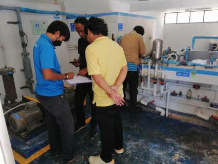 ไฟล์แนบ วันจันทร์ที่ 20 มิถุนายน 2565 กปภ.สาขากาญจนดิษฐ์ โดยนายสุรพงศ์  สมหวัง ผู้จัดการ กปภ.สาขากาญจนดิษฐ์ มอบหมายนายอัครเดช เพ็ชรโชติ หัวหน้างาน 8 งานผลิต พร้อมพนักงานในสังกัด ร่วมกับพนักงานจาก กองระบบผลิตและควบคุมคุณภาพน้ำ เข้าตรวจสอบบำรุงรักษา ระบบเครื่องจักรกล และระบบไฟฟ้า ประจำปี 2565 ตามแผนการบำรุงรักษาประจำปี 2565  ณ สถานีผลิตน้ำบ้านน้ำฉาและสถานีผลิตน้ำวิภาวดี  อำเภอดอนสัก จังหวัดสุราษฎร์ธานี