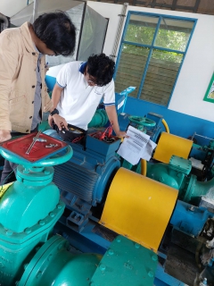 ไฟล์แนบ วันอังคารที่ 21 มิถุนายน 2565 กปภ.สาขากาญจนดิษฐ์ โดยนายสุรพงศ์  สมหวัง ผู้จัดการ กปภ.สาขากาญจนดิษฐ์ มอบหมายนายอัครเดช เพ็ชรโชติ หัวหน้างาน 8 งานผลิต พร้อมพนักงานในสังกัด ร่วมกับพนักงานจาก กองระบบผลิตและควบคุมคุณภาพน้ำ กปภ.เขต 4 สุราษฎร์ธานี เข้าตรวจสอบบำรุงรักษาปั๊มสูบน้ำแรงสูงและปั๊มสูบน้ำแรงต่ำ ระบบเครื่องจักรกล และระบบไฟฟ้า ประจำปี 2565 ตามแผนการบำรุงรักษาประจำปี 2565  ณ สถานีผลิตน้ำวิภาวดี  อำเภอดอนสัก จังหวัดสุราษฎร์ธานี