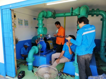 ไฟล์แนบ วันพฤหัสบดีที่ 23 มิถุนายน 2565 กปภ.สาขากาญจนดิษฐ์ โดยนายสุรพงศ์  สมหวัง ผู้จัดการ กปภ.สาขากาญจนดิษฐ์ มอบหมายนายอัครเดช เพ็ชรโชติ หัวหน้างาน 8 งานผลิต พร้อมพนักงานในสังกัด ร่วมกับพนักงานจาก กองระบบผลิตและควบคุมคุณภาพน้ำ กปภ.เขต 4 สุราษฎร์ธานี เข้าตรวจสอบบำรุงรักษาปั๊มสูบน้ำแรงสูงและปั๊มสูบน้ำแรงต่ำ ระบบเครื่องจักรกล และระบบไฟฟ้า ประจำปี 2565 ตามแผนการบำรุงรักษาประจำปี 2565  ณ สถานีจ่ายน้ำสะพานดินและโรงกรองน้ำหลังสำนักงาน อำเภอกาญจนดิษฐ์  จังหวัดสุราษฎร์ธานี