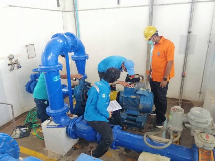 ไฟล์แนบ วันพฤหัสบดีที่ 23 มิถุนายน 2565 กปภ.สาขากาญจนดิษฐ์ โดยนายสุรพงศ์  สมหวัง ผู้จัดการ กปภ.สาขากาญจนดิษฐ์ มอบหมายนายอัครเดช เพ็ชรโชติ หัวหน้างาน 8 งานผลิต พร้อมพนักงานในสังกัด ร่วมกับพนักงานจาก กองระบบผลิตและควบคุมคุณภาพน้ำ กปภ.เขต 4 สุราษฎร์ธานี เข้าตรวจสอบบำรุงรักษาปั๊มสูบน้ำแรงสูงและปั๊มสูบน้ำแรงต่ำ ระบบเครื่องจักรกล และระบบไฟฟ้า ประจำปี 2565 ตามแผนการบำรุงรักษาประจำปี 2565  ณ สถานีจ่ายน้ำสะพานดินและโรงกรองน้ำหลังสำนักงาน อำเภอกาญจนดิษฐ์  จังหวัดสุราษฎร์ธานี