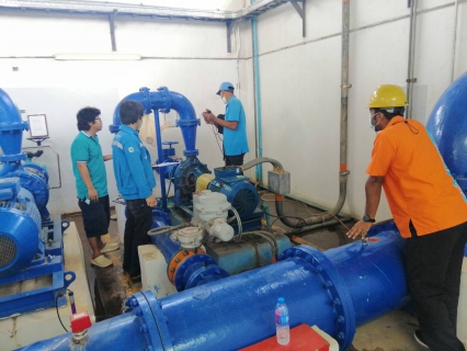 ไฟล์แนบ วันพฤหัสบดีที่ 23 มิถุนายน 2565 กปภ.สาขากาญจนดิษฐ์ โดยนายสุรพงศ์  สมหวัง ผู้จัดการ กปภ.สาขากาญจนดิษฐ์ มอบหมายนายอัครเดช เพ็ชรโชติ หัวหน้างาน 8 งานผลิต พร้อมพนักงานในสังกัด ร่วมกับพนักงานจาก กองระบบผลิตและควบคุมคุณภาพน้ำ กปภ.เขต 4 สุราษฎร์ธานี เข้าตรวจสอบบำรุงรักษาปั๊มสูบน้ำแรงสูงและปั๊มสูบน้ำแรงต่ำ ระบบเครื่องจักรกล และระบบไฟฟ้า ประจำปี 2565 ตามแผนการบำรุงรักษาประจำปี 2565  ณ สถานีจ่ายน้ำสะพานดินและโรงกรองน้ำหลังสำนักงาน อำเภอกาญจนดิษฐ์  จังหวัดสุราษฎร์ธานี