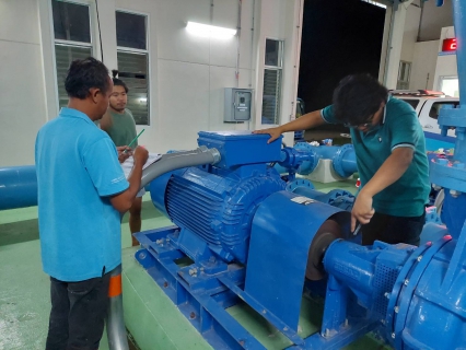 ไฟล์แนบ คืนวันพฤหัสบดีที่ 23 มิถุนายน 2565 กปภ.สาขากาญจนดิษฐ์ โดยนายสุรพงศ์ สมหวัง ผู้จัดการ กปภ.สาขากาญจนดิษฐ์ มอบหมายนายอัครเดช เพ็ชรโชติ หัวหน้างาน 8 งานผลิต พร้อมพนักงานในสังกัด ร่วมกับพนักงานจาก กองระบบผลิตและควบคุมคุณภาพน้ำ กปภ.เขต 4 สุราษฎร์ธานี เข้าตรวจสอบบำรุงรักษาปั๊มสูบน้ำแรงสูงและปั๊มสูบน้ำแรงต่ำ ระบบเครื่องจักรกล และระบบไฟฟ้า ประจำปี 2565 ตามแผนการบำรุงรักษาประจำปี 2565 ณ สถานีจ่ายน้ำพลายวาส อำเภอกาญจนดิษฐ์ จังหวัดสุราษฎร์ธานี