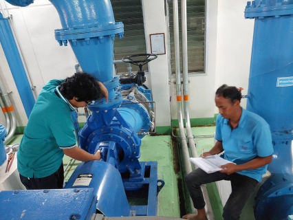 ไฟล์แนบ คืนวันพฤหัสบดีที่ 23 มิถุนายน 2565 กปภ.สาขากาญจนดิษฐ์ โดยนายสุรพงศ์ สมหวัง ผู้จัดการ กปภ.สาขากาญจนดิษฐ์ มอบหมายนายอัครเดช เพ็ชรโชติ หัวหน้างาน 8 งานผลิต พร้อมพนักงานในสังกัด ร่วมกับพนักงานจาก กองระบบผลิตและควบคุมคุณภาพน้ำ กปภ.เขต 4 สุราษฎร์ธานี เข้าตรวจสอบบำรุงรักษาปั๊มสูบน้ำแรงสูงและปั๊มสูบน้ำแรงต่ำ ระบบเครื่องจักรกล และระบบไฟฟ้า ประจำปี 2565 ตามแผนการบำรุงรักษาประจำปี 2565 ณ สถานีจ่ายน้ำพลายวาส อำเภอกาญจนดิษฐ์ จังหวัดสุราษฎร์ธานี