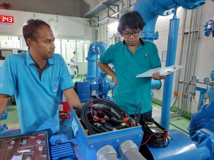 ไฟล์แนบ คืนวันพฤหัสบดีที่ 23 มิถุนายน 2565 กปภ.สาขากาญจนดิษฐ์ โดยนายสุรพงศ์ สมหวัง ผู้จัดการ กปภ.สาขากาญจนดิษฐ์ มอบหมายนายอัครเดช เพ็ชรโชติ หัวหน้างาน 8 งานผลิต พร้อมพนักงานในสังกัด ร่วมกับพนักงานจาก กองระบบผลิตและควบคุมคุณภาพน้ำ กปภ.เขต 4 สุราษฎร์ธานี เข้าตรวจสอบบำรุงรักษาปั๊มสูบน้ำแรงสูงและปั๊มสูบน้ำแรงต่ำ ระบบเครื่องจักรกล และระบบไฟฟ้า ประจำปี 2565 ตามแผนการบำรุงรักษาประจำปี 2565 ณ สถานีจ่ายน้ำพลายวาส อำเภอกาญจนดิษฐ์ จังหวัดสุราษฎร์ธานี