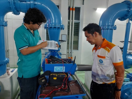 ไฟล์แนบ คืนวันพฤหัสบดีที่ 23 มิถุนายน 2565 กปภ.สาขากาญจนดิษฐ์ โดยนายสุรพงศ์ สมหวัง ผู้จัดการ กปภ.สาขากาญจนดิษฐ์ มอบหมายนายอัครเดช เพ็ชรโชติ หัวหน้างาน 8 งานผลิต พร้อมพนักงานในสังกัด ร่วมกับพนักงานจาก กองระบบผลิตและควบคุมคุณภาพน้ำ กปภ.เขต 4 สุราษฎร์ธานี เข้าตรวจสอบบำรุงรักษาปั๊มสูบน้ำแรงสูงและปั๊มสูบน้ำแรงต่ำ ระบบเครื่องจักรกล และระบบไฟฟ้า ประจำปี 2565 ตามแผนการบำรุงรักษาประจำปี 2565 ณ สถานีจ่ายน้ำพลายวาส อำเภอกาญจนดิษฐ์ จังหวัดสุราษฎร์ธานี