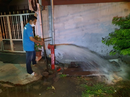 ไฟล์แนบ กปภ.สาขากำแพงเพชร สร้างความเชื่อมั่นในคุณภาพน้ำ จับมือพนักงาน ระบายตะกอนในเส้นท่อตามแผน PM