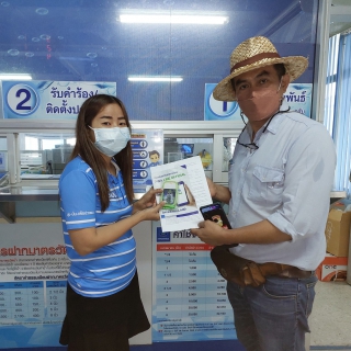 ไฟล์แนบ กปภ.สาขาระนอง มอบของที่ระลึกผู้ใช้น้ำขอติดตั้งน้ำประปารายใหม่