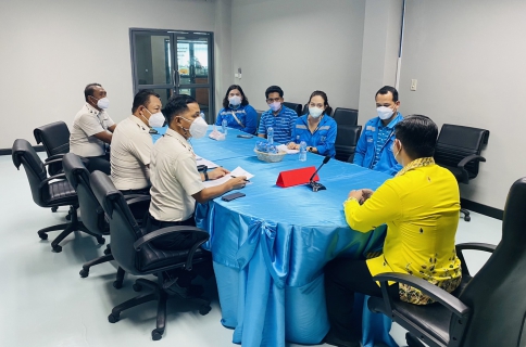 ไฟล์แนบ งานควบคุมคุณภาพน้ำ 2 กปภ.ข.4 ร่วมกับการประปาส่วนภูมิภาคสาขาภูเก็ต เข้าเก็บตัวอย่างน้ำและทดสอบคุณภาพน้ำสำหรับอุปโภคบริโภค ภายใต้ "โครงการราชภัณทัณฑ์ ปันสุข ทำความดี เพื่อชาติ ศาสน์ กษัตริย์ " พร้อมทั้งเป็นการออกพบปะผู้ใช้น้ำรายใหญ่ ณ เรือนจำจังหวัดภูเก็ต