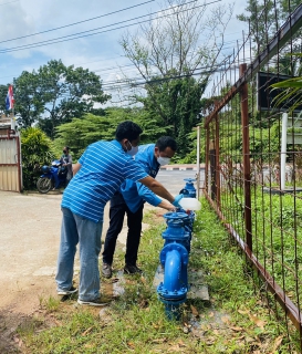 ไฟล์แนบ งานควบคุมคุณภาพน้ำ 2 กปภ.ข.4 ร่วมกับการประปาส่วนภูมิภาคสาขาภูเก็ต เข้าเก็บตัวอย่างน้ำและทดสอบคุณภาพน้ำสำหรับอุปโภคบริโภค ภายใต้ "โครงการราชภัณทัณฑ์ ปันสุข ทำความดี เพื่อชาติ ศาสน์ กษัตริย์ " พร้อมทั้งเป็นการออกพบปะผู้ใช้น้ำรายใหญ่ ณ เรือนจำจังหวัดภูเก็ต