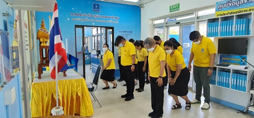 ไฟล์แนบ วันพุธ ที่ 27 กรกฎาคม 2565 เวลา 09.00 น. กปภ.สาขาลำพูน  นำโดย นายพรพจน์  ฑีฆายุ ผู้จัดการการประปาส่วนภูมิภาคสาขาลำพูน  พร้อมด้วยหัวหน้างานและพนักงานในสังกัด จัดกิจกรรมเฉลิมพระเกียรติพระบาทสมเด็จพระเจ้าอยู่หัว และพิธีถวายสัตย์ปฏิญาณเพื่อเป็นข้าราชการที่ดีและเป็นพลังของแผ่นดิน เนื่องในโอกาสวันเฉลิมพระชนมพรรษา 28 กรกฎาคม 2565 เพื่อให้เจ้าหน้าที่ของรัฐได้แสดงความมุ่งมั่นแน่วแน่ที่จะเป็นข้าราชการที่ดีและพลังของแผ่นดินปฎิบัติหน้าที่ตามรอยพระยุคนละบาทในฐานะค่าของแผ่นดินต่อไป