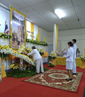 ไฟล์แนบ การประปาส่วนภูมิภาคสาขาตะกั่วป่า ร่วมพิธีถวายเครื่องราชสักการะ วางพานพุ่ม และจุดเทียนถวายพระพรชัยมงคล เนื่องในโอกาสมหามงคลเฉลิมพระชนมพรรษา 70 พรรษา พระบาทสมเด็จพระปรเมนทรรามาธิบดีศรีสินทรมหาวชิราลงกรณ พระวชิรเกล้าเจ้าอยู่หัว 28 กรกฎาคม 2565