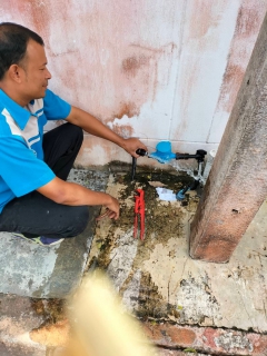 ไฟล์แนบ วันพุธที่ 27 กรกฎาคม 2565 กปภ.สาขากาญจนดิษฐ์ โดยนายสุรพงศ์ สมหวัง ผู้จัดการ กปภ.สาขากาญจนดิษฐ์ มอบหมายพนักงานในสังกัด เข้าตรวจสอบมาตรวัดน้ำบ้านผู้ใช้น้ำ กรณีร้องเรียนผ่านโทรศัพท์เรื่องน้ำไหลอ่อนเนื่องจากมีขยะมาติดบริเวณมาตรวัดน้ำบ้านผู้ใช้น้ำพื้นที่ ตำบลท่าทองใหม่ อำเภอกาญจนดิษฐ์