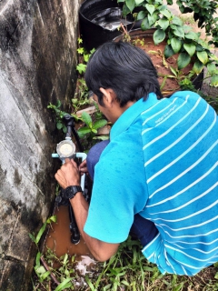 ไฟล์แนบ วันพุธที่ 27 กรกฎาคม 2565 กปภ.สาขากาญจนดิษฐ์ โดยนายสุรพงศ์ สมหวัง ผู้จัดการ กปภ.สาขากาญจนดิษฐ์ มอบหมายพนักงานในสังกัด เข้าตรวจสอบมาตรวัดน้ำบ้านผู้ใช้น้ำ กรณีตรวจสอบความเที่ยงตรงของมาตรวัดน้ำและตีตรามาตรวัดน้ำบ้านผู้ใช้น้ำพื้นที่ ตำบลทุ่งกง อำเภอกาญจนดิษฐ์