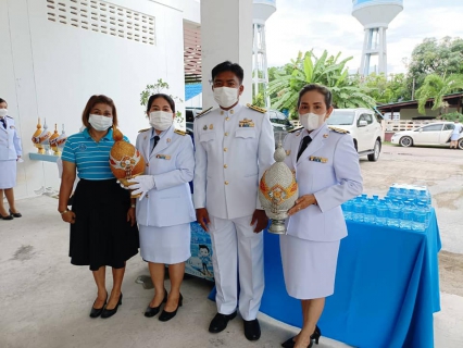 ไฟล์แนบ วันพฤหัสบดีที่ 28 กรกฎาคม 2565 กปภ.สาขากาญจนดิษฐ์ โดยนายสุรพงศ์ สมหวัง ผู้จัดการ กปภ.สาขากาญจนดิษฐ์ มอบหมายพนักงานในสังกัด ร่วมพิธีถวายเครื่องราชสักการะ วางพานพุ่มและถวายพระพรชัยมงคล เนื่องในโอกาสมหามงคลเฉลิมพระชนมพรรษา 70 พรรษา พระบาทสมเด็จพระปรเมนทรรามาธิบดีศรีสินทรมหาวชิราลงกรณ พระวชิรเกล้าเจ้าอยู่หัว 28 กรกฎาคม 2565 ณ ศาลาประชาคมที่ว่าการอำเภอกาญจนดิษฐ์   อำเภอกาญจนดิษฐ์  จังหวัดสุราษฎร์ธานี พร้อมร่วมแจกน้ำดื่มตราสัญญาลักษณ์ กปภ. สำหรับผู้ที่มาร่วมกิจกรรมดังกล่าวด้วย