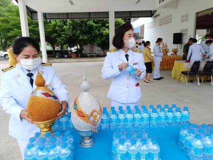 ไฟล์แนบ วันพฤหัสบดีที่ 28 กรกฎาคม 2565 กปภ.สาขากาญจนดิษฐ์ โดยนายสุรพงศ์ สมหวัง ผู้จัดการ กปภ.สาขากาญจนดิษฐ์ มอบหมายพนักงานในสังกัด ร่วมพิธีถวายเครื่องราชสักการะ วางพานพุ่มและถวายพระพรชัยมงคล เนื่องในโอกาสมหามงคลเฉลิมพระชนมพรรษา 70 พรรษา พระบาทสมเด็จพระปรเมนทรรามาธิบดีศรีสินทรมหาวชิราลงกรณ พระวชิรเกล้าเจ้าอยู่หัว 28 กรกฎาคม 2565 ณ ศาลาประชาคมที่ว่าการอำเภอกาญจนดิษฐ์   อำเภอกาญจนดิษฐ์  จังหวัดสุราษฎร์ธานี พร้อมร่วมแจกน้ำดื่มตราสัญญาลักษณ์ กปภ. สำหรับผู้ที่มาร่วมกิจกรรมดังกล่าวด้วย