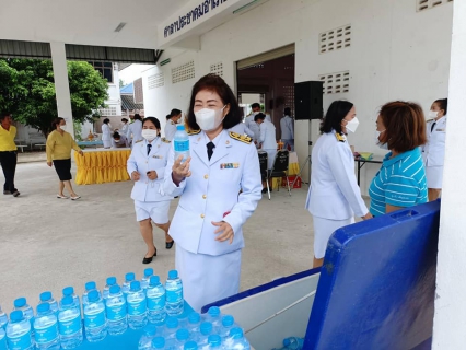 ไฟล์แนบ วันพฤหัสบดีที่ 28 กรกฎาคม 2565 กปภ.สาขากาญจนดิษฐ์ โดยนายสุรพงศ์ สมหวัง ผู้จัดการ กปภ.สาขากาญจนดิษฐ์ มอบหมายพนักงานในสังกัด ร่วมพิธีถวายเครื่องราชสักการะ วางพานพุ่มและถวายพระพรชัยมงคล เนื่องในโอกาสมหามงคลเฉลิมพระชนมพรรษา 70 พรรษา พระบาทสมเด็จพระปรเมนทรรามาธิบดีศรีสินทรมหาวชิราลงกรณ พระวชิรเกล้าเจ้าอยู่หัว 28 กรกฎาคม 2565 ณ ศาลาประชาคมที่ว่าการอำเภอกาญจนดิษฐ์   อำเภอกาญจนดิษฐ์  จังหวัดสุราษฎร์ธานี พร้อมร่วมแจกน้ำดื่มตราสัญญาลักษณ์ กปภ. สำหรับผู้ที่มาร่วมกิจกรรมดังกล่าวด้วย