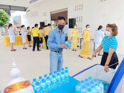 ไฟล์แนบ วันพฤหัสบดีที่ 28 กรกฎาคม 2565 กปภ.สาขากาญจนดิษฐ์ โดยนายสุรพงศ์ สมหวัง ผู้จัดการ กปภ.สาขากาญจนดิษฐ์ มอบหมายพนักงานในสังกัด ร่วมพิธีถวายเครื่องราชสักการะ วางพานพุ่มและถวายพระพรชัยมงคล เนื่องในโอกาสมหามงคลเฉลิมพระชนมพรรษา 70 พรรษา พระบาทสมเด็จพระปรเมนทรรามาธิบดีศรีสินทรมหาวชิราลงกรณ พระวชิรเกล้าเจ้าอยู่หัว 28 กรกฎาคม 2565 ณ ศาลาประชาคมที่ว่าการอำเภอกาญจนดิษฐ์   อำเภอกาญจนดิษฐ์  จังหวัดสุราษฎร์ธานี พร้อมร่วมแจกน้ำดื่มตราสัญญาลักษณ์ กปภ. สำหรับผู้ที่มาร่วมกิจกรรมดังกล่าวด้วย