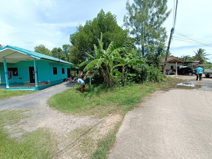 ไฟล์แนบ วันอังคารที่ 2 สิงหาคม  2565 การประปาส่วนภูมิภาคสาขากาญจนดิษฐ์ ภายใต้การบริหารงานโดย นายสุรพงศ์  สมหวัง ผู้จัดการการประปาส่วนภูมิภาคสาขากาญจนดิษฐ์  มอบหมายนายวะโรทัย ขุ้ยศร หัวหน้างาน 8 งานบริการและควบคุมน้ำสูญเสีย และพนักงานในสังกัด  ลงพื้นที่สำรวจ หาท่อแตกท่อรั่ว บริเวณพื้นที่ ถนนเส้นหมู่บ้านสิรภัทร - อบต.ท่าทองใหม่ ตำบลท่าทองใหม่ อำเภอกาญจนดิษฐ์ จังหวัดสุราษฎร์ธานี เพื่อลดน้ำสูญเสียในระบบจำหน่ายและเพิ่มแรงดันในเส้นท่อ เป็นการให้บริการน้ำประปาอย่างเต็มประสิทธิภาพตามมาตรฐานของ กปภ.