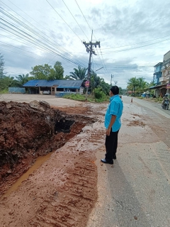 ไฟล์แนบ วันอังคารที่ 2 สิงหาคม  2565 การประปาส่วนภูมิภาคสาขากาญจนดิษฐ์ ภายใต้การบริหารงานโดย นายสุรพงศ์  สมหวัง ผู้จัดการการประปาส่วนภูมิภาคสาขากาญจนดิษฐ์  มอบหมายนายวะโรทัย ขุ้ยศร หัวหน้างาน 8 งานบริการและควบคุมน้ำสูญเสีย และพนักงานในสังกัด  ลงพื้นที่สำรวจ หาท่อแตกท่อรั่ว บริเวณพื้นที่ ถนนเส้นหมู่บ้านสิรภัทร - อบต.ท่าทองใหม่ ตำบลท่าทองใหม่ อำเภอกาญจนดิษฐ์ จังหวัดสุราษฎร์ธานี เพื่อลดน้ำสูญเสียในระบบจำหน่ายและเพิ่มแรงดันในเส้นท่อ เป็นการให้บริการน้ำประปาอย่างเต็มประสิทธิภาพตามมาตรฐานของ กปภ.
