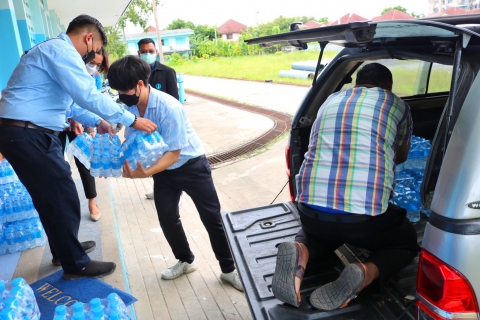 ไฟล์แนบ กปภ.สาขาปทุมธานี สนับสนุนน้ำดื่ม กปภ. เนื่องในโครงการจิตอาสาเราทำดีด้วยหัวใจ ของ อบจ.ปทุมธานี ร่วมกับ ตำรวจภูธรจังหวัดปทุมธานี และ อบต.คูบางหลวง