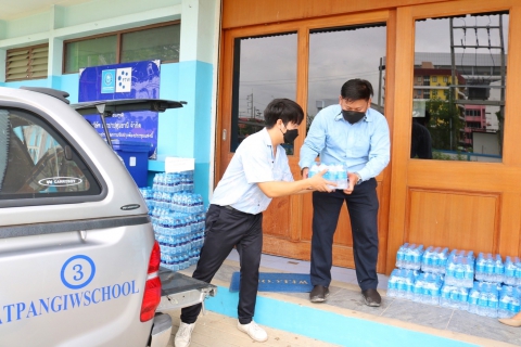 ไฟล์แนบ กปภ.สาขาปทุมธานี สนับสนุนน้ำดื่ม กปภ. เนื่องในโครงการจิตอาสาเราทำดีด้วยหัวใจ ของ อบจ.ปทุมธานี ร่วมกับ ตำรวจภูธรจังหวัดปทุมธานี และ อบต.คูบางหลวง