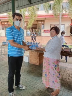 ไฟล์แนบ การประปาส่วนภูมิภาคสาขาอ่าวลึกร่วมบริการน้ำดื่มตราสัญลักษณ์ให้แก่ประชาชน ที่มาให้การต้อนรับพลเอก กัมปนาท รุดดิษฐ์ องคมนตรี 