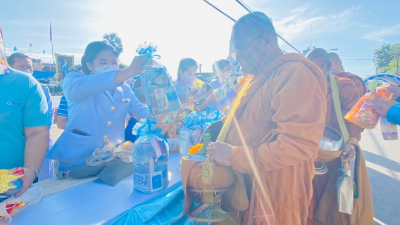 ไฟล์แนบ การประปาส่วนภูมิภาคสาขาชุมพรร่วมกิจกรรม ทำบุญตักบาตร เนื่องในวันเฉลิมพระชนมพรรษา สมเด็จพระนางเจ้าสิริกิติ์ พระบรมราชินีนาถ พระบรมราชชนนีพันปีหลวง เนื่องในโอกาสมหามงคลเฉลิมพระชนมพรรษา 90 พรรษา ณ ลานเทศบาลเมืองชุมพร