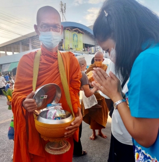 ไฟล์แนบ กปภ.สาขาขนอม เข้าร่วมพิธีทำบุญตักบาตรข้าวสารอาหารแห้งพระสงฆ์และสามเณร เนื่องในโอกาสวันเฉลิมพระชนมพรรษา 90 พรรษา  สมเด็จพระนางเจ้าสิริกิติ์ พระบรมราชินีนาถ พระบรมราชชนนีพันปีหลวง