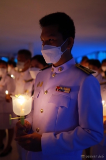 ไฟล์แนบ กปภ.สาขาเกาะพะงัน ร่วมกิจกรรมพิธีถวายเครื่องราชสักการะ วางพานพุ่มเงิน พานพุ่มทอง และจุดเทียนชัยถวายพระพรชัยมงคล เนื่องในโอกาสมหามงคลเฉลิมพระชนมพรรษา 90 พรรษา สมเด็จพระนางเจ้าสิริกิติ์พระบรมราชินีนาถ พระบรมราชชนนีพันปีหลวง 12 สิงหาคม